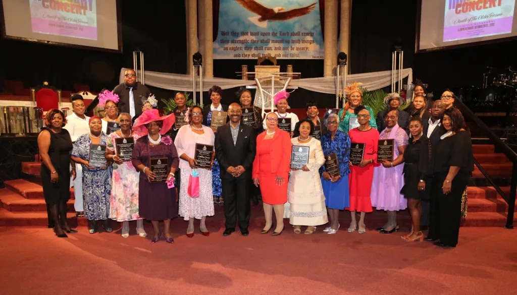 special-tribute-to-bahamian-women-by-minister-wilchcombe-at-concert